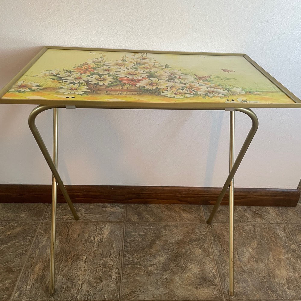 VTG Lavada Floral basket and butterfly tv tray. 24”x223”x13” retrodecor cottage - Picture 2 of 13